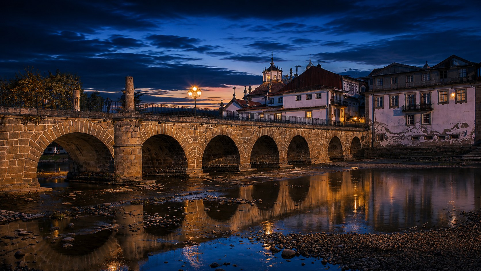 Ponte Romana de Trajano sobre o rio Tâmega em Chaves, ao crepúsculo